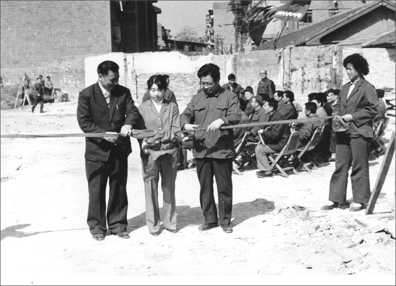 1986年，長(zhǎng)虹彩電工程奠基，這樣的剪彩儀式，剪出了中國(guó)最大的彩電生產(chǎn)基地之一