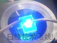   發(fā)光試驗(yàn)中的LED元件。基板尺寸：1cm見(jiàn)方，元件尺寸：0.3mm見(jiàn)方，注入電流：約200mA，中心波長(zhǎng)：450nm 