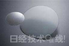 GaN晶圓。左為2英寸產(chǎn)品，右為4英寸產(chǎn)品