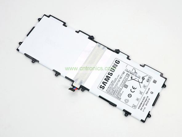 取出電池前要把周圍的帶狀電纜先拔出來，這個比較容易。Galaxy Note 10.1的電池容量為7000mAh,3.7V，預計續(xù)航時間8小時左右，重約136克，占據(jù)了整體重量的23%。不過為了減少機身厚度，電池做得很薄。