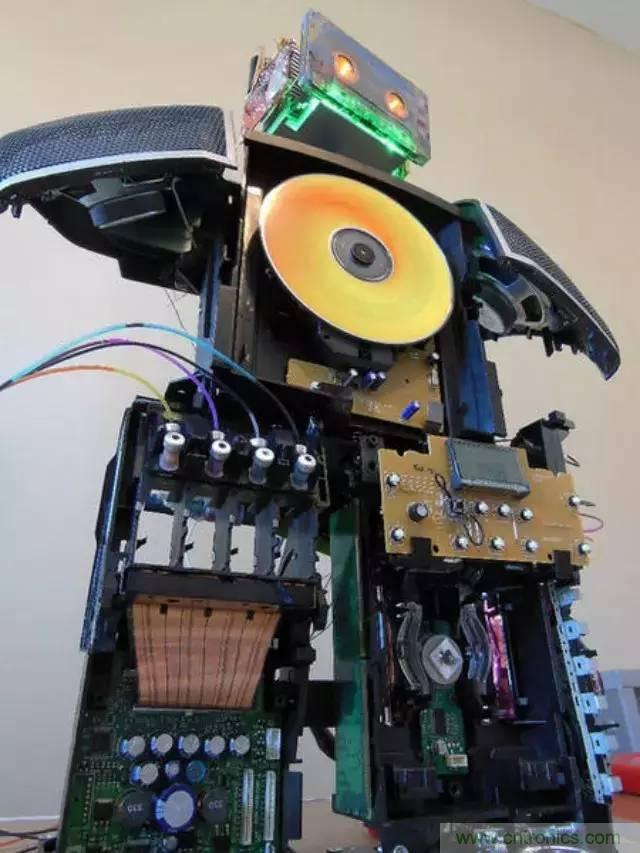 廢舊收音機如何變身成酷炫機器人？