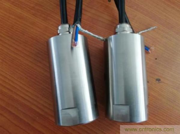 振動(dòng)傳感器的機(jī)電變換原理？主要的分類有哪些？
