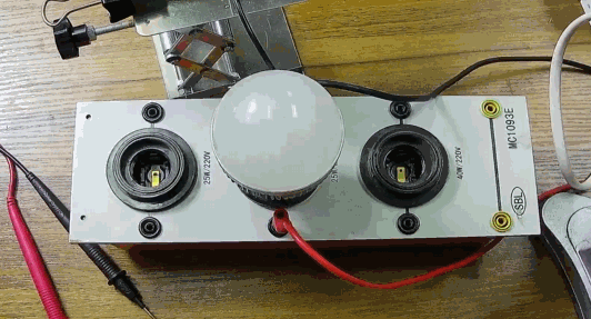 電燈泡內(nèi)通有交流電，為什么看不到燈泡在閃爍？
