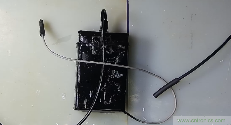 電燈泡內(nèi)通有交流電，為什么看不到燈泡在閃爍？